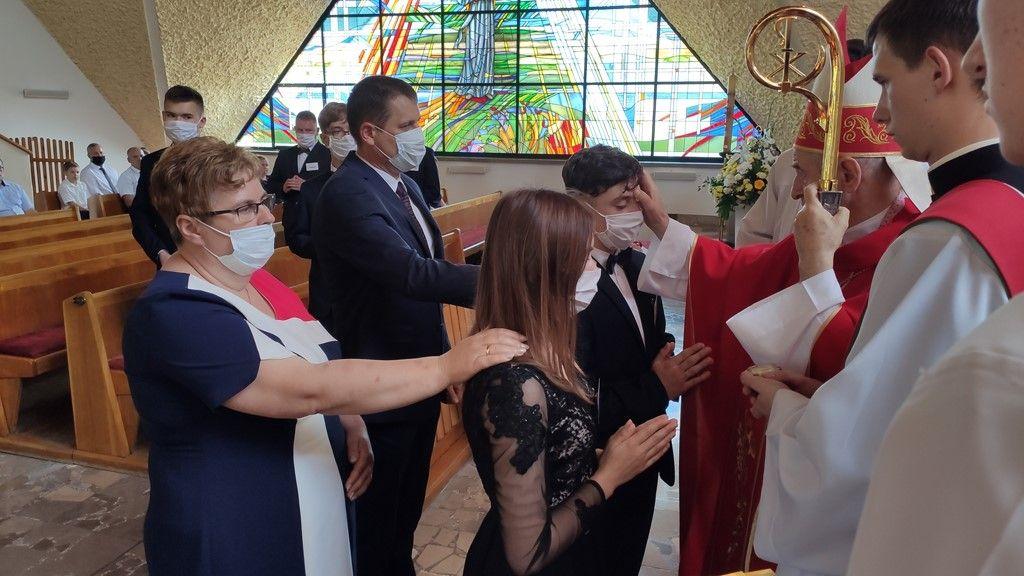 Smólnik: ks. bp Gębicki udzielił młodzieży sakramentu dojrzałości chrześcijańskiej
