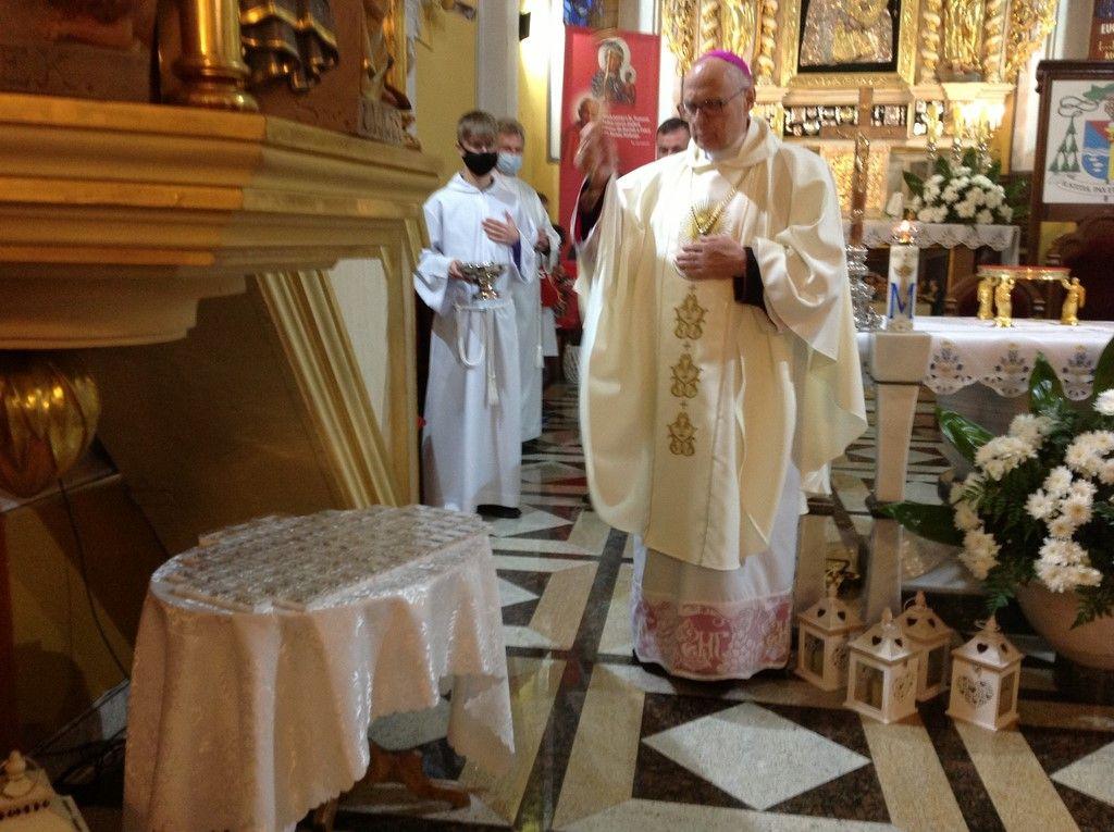 Czernikowo: Biskup Włocławski poświęcił różańce dzieciom pierwszokomunijnym