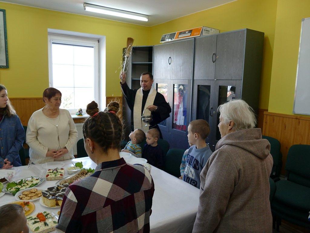 Śniadanie wielkanocne dla uchodźców z Ukrainy w radziejowskim klasztorze