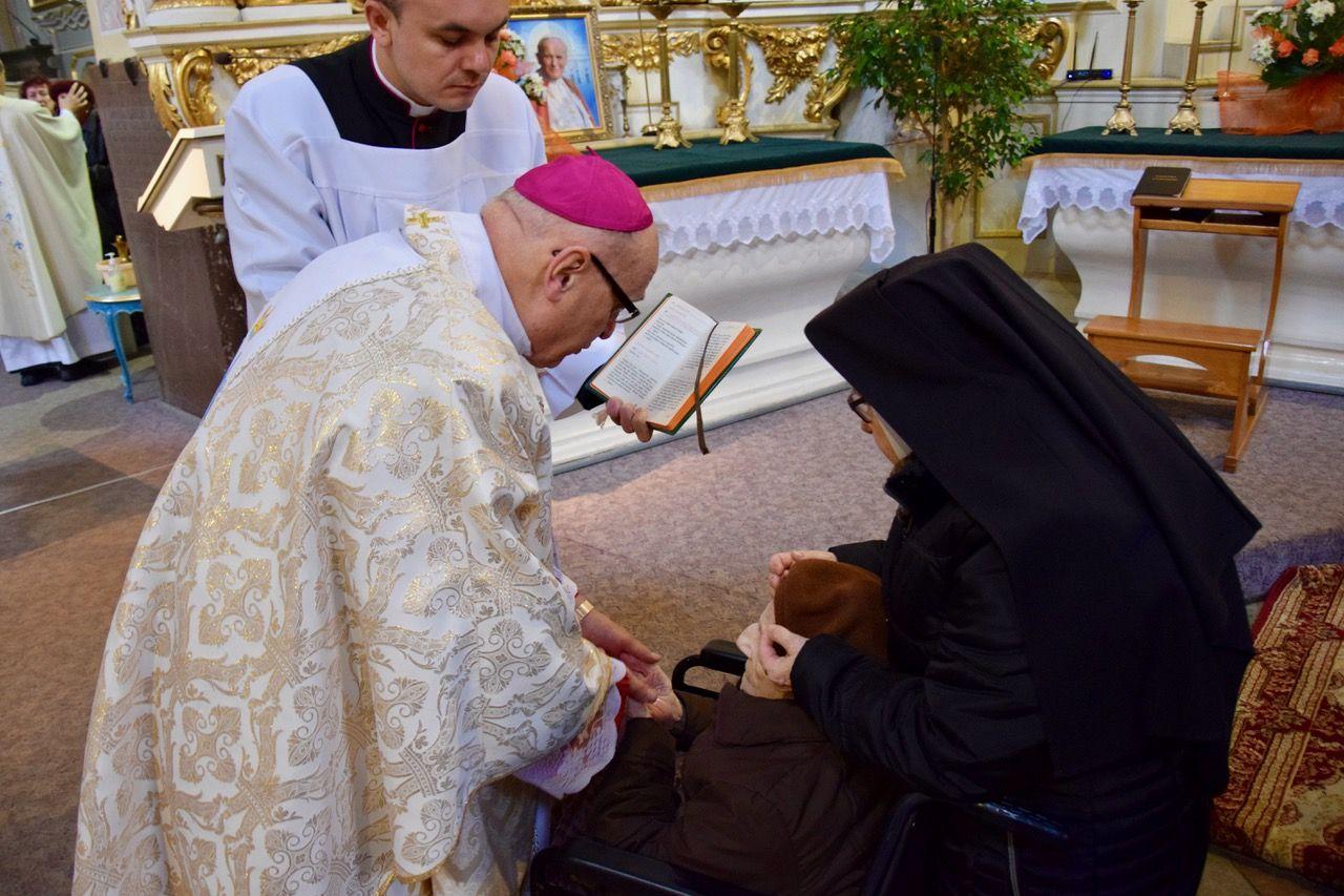 Warta: Biskup Włocławski modlił się z chorymi