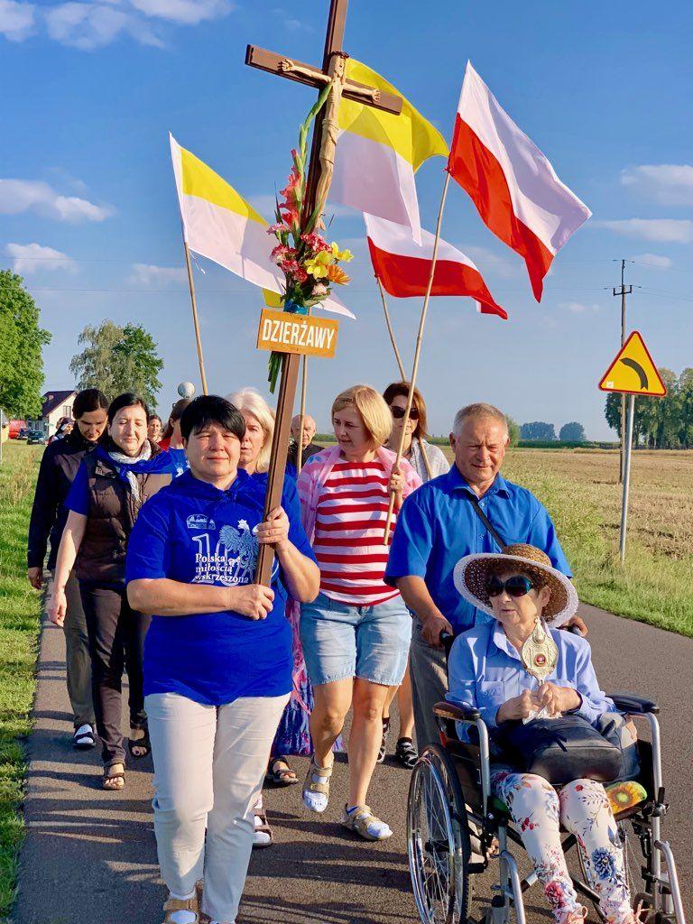 Pątnicy z Dzierżaw pielgrzymują z relikwiami św. s. Faustyny Kowalskiej