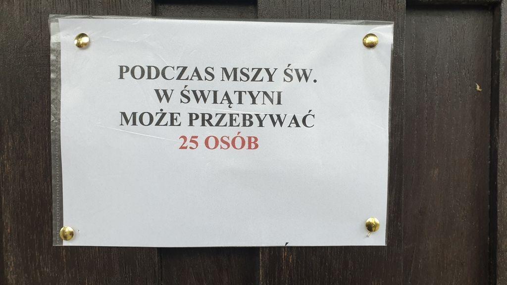 Ks. Niemira: księża popierają postulat kryterium 1 osoba na 9 m2