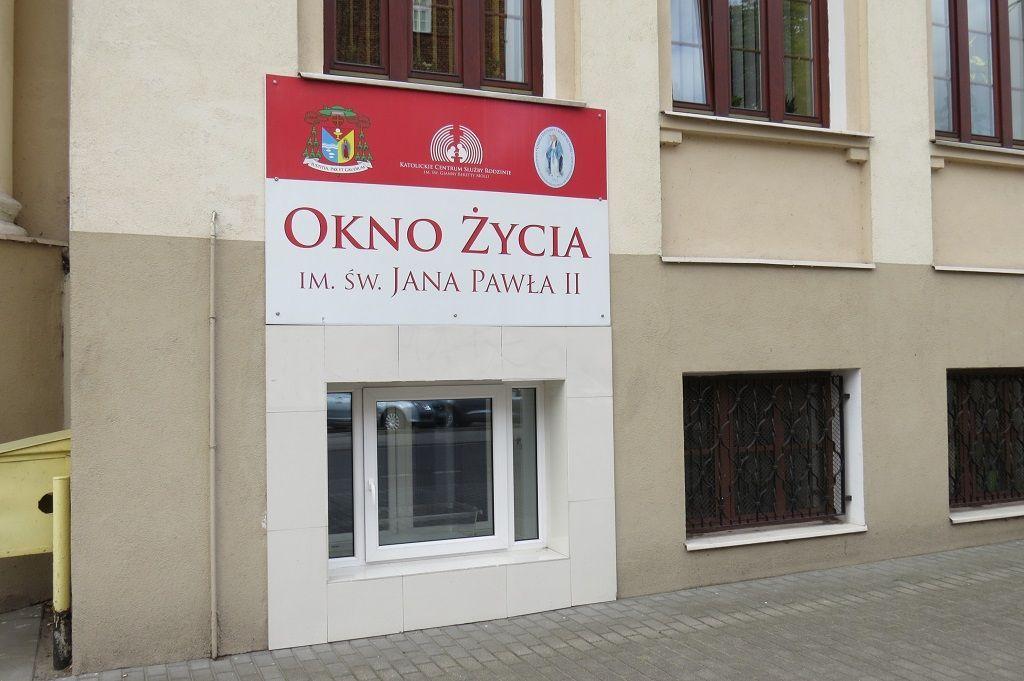 Włocławek: trzymiesięczna dziewczynka znaleziona w oknie życia