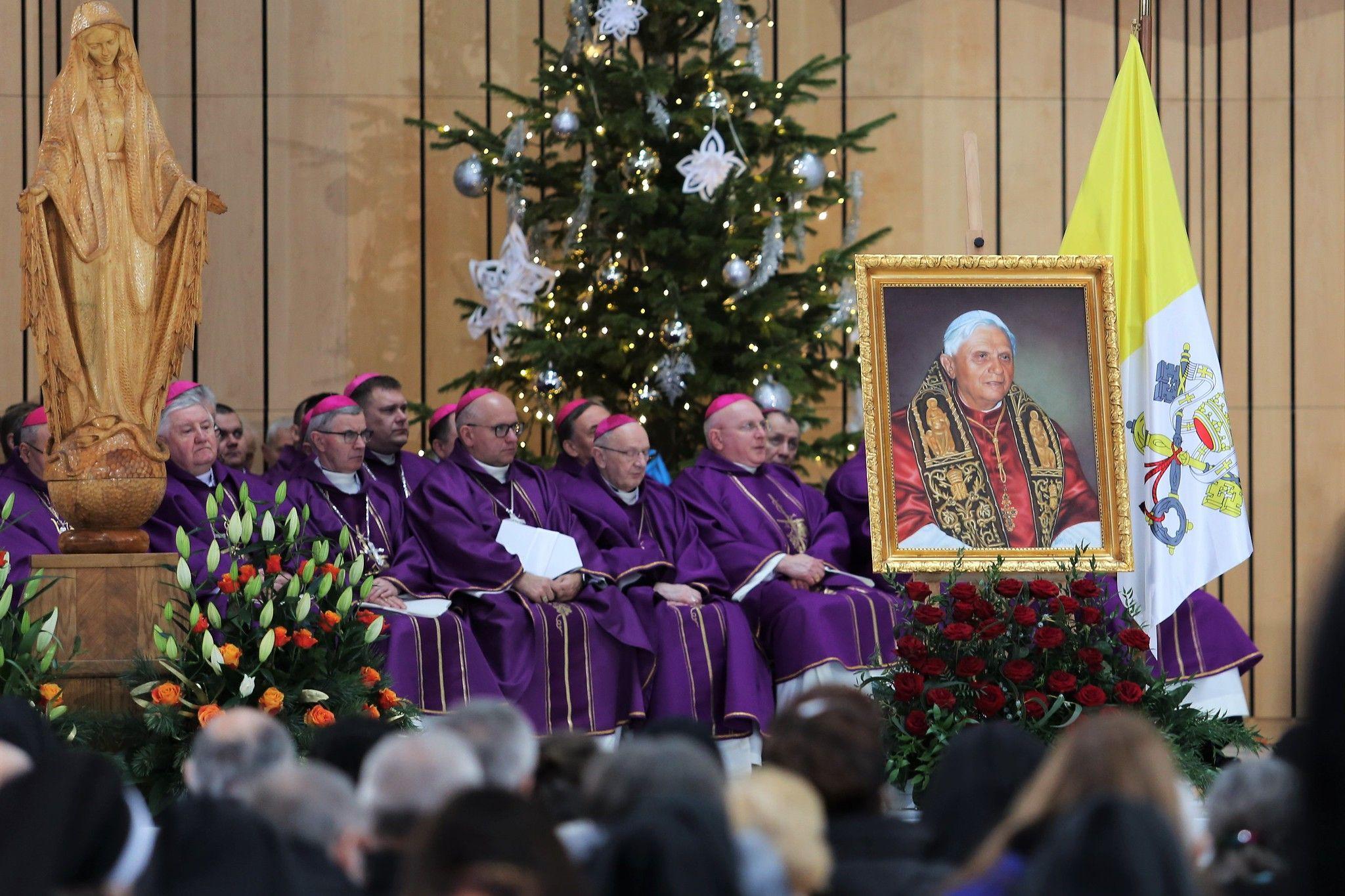 Warszawa: bp Wętkowski uczestniczył pożegnaniu papieża Benedyka XVI