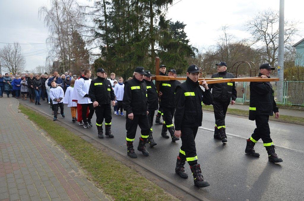 Działyń: pierwsza Droga Krzyżowa ulicami parafii