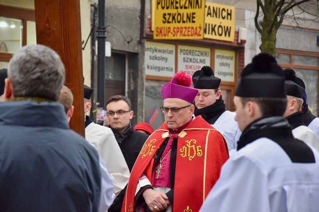 Bp Mering na zakończenie Drogi Krzyżowej w intencji Ojczyzny: My chcemy Boga w naszych sercach