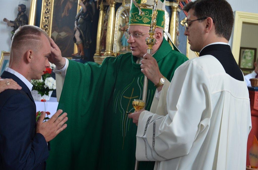 Działyń: młodzi parafianie przyjęli sakrament bierzmowania