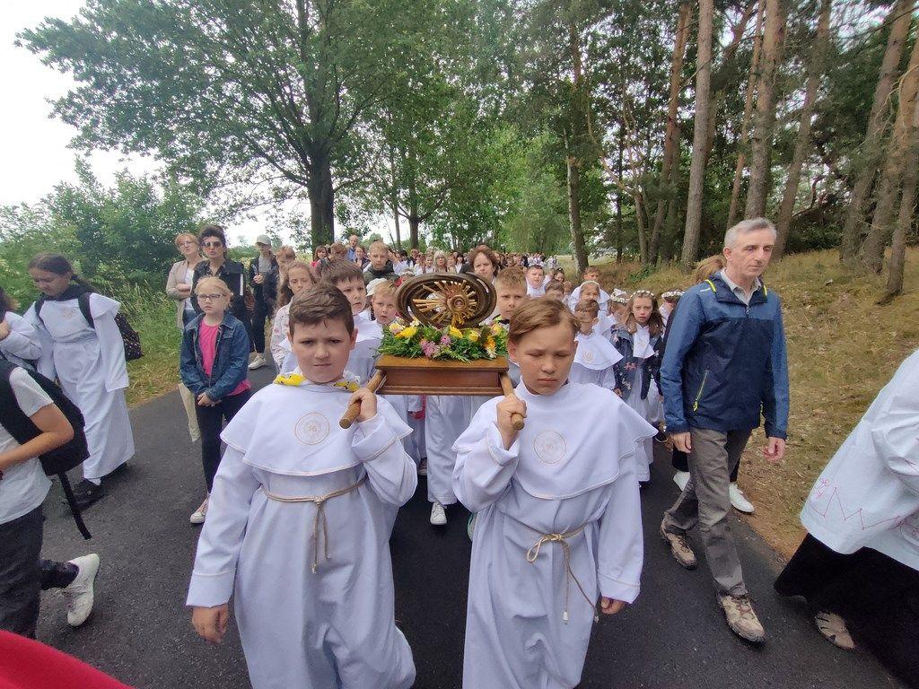 Dzieci pierwszokomunijne pielgrzymowały do Świnić Warckich