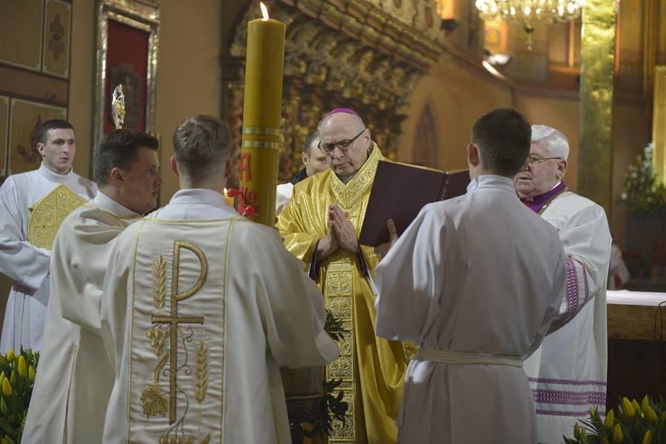 Bp Mering podczas Mszy Wigilii Paschalnej: Chrystus zabiega o nasze serca