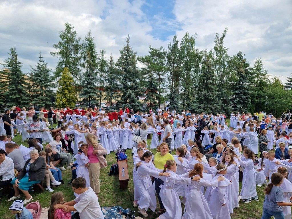 Pielgrzymka dzieci pierwszokomunijnych do Świnic Warckich