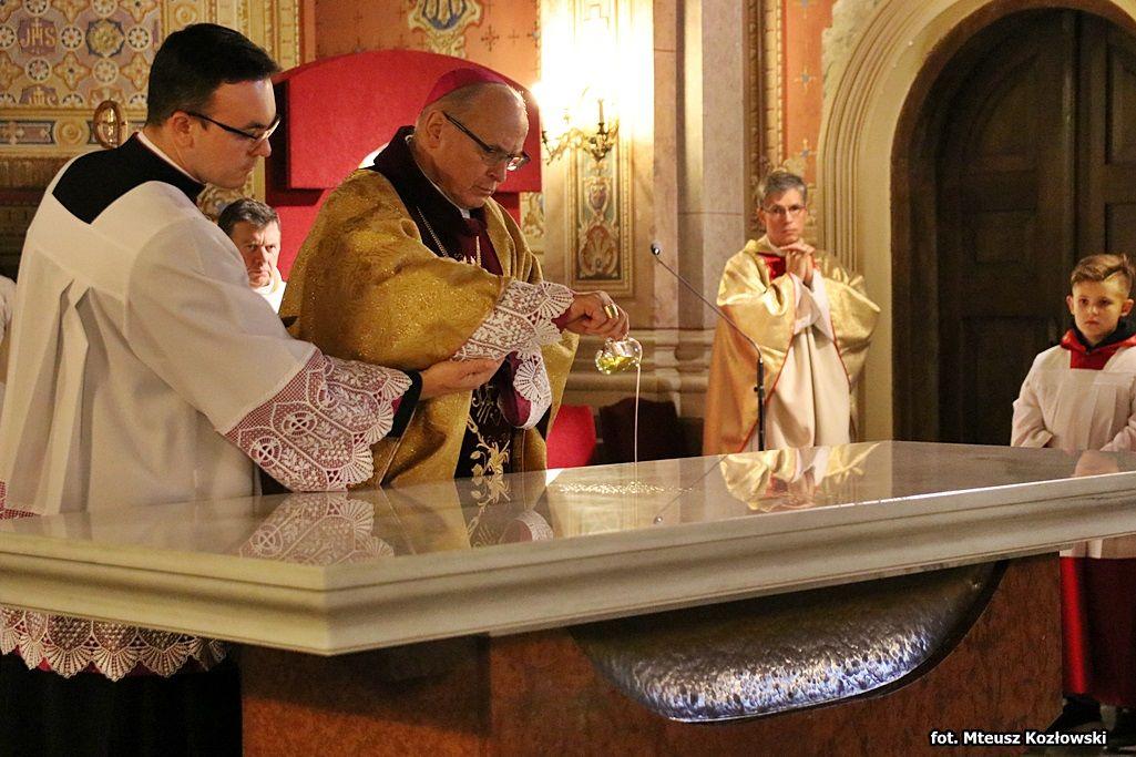 Bp Mering w Kramsku: ołtarz jest symbolem Chrystusa, którego nauka jest jednolita i niezmienna