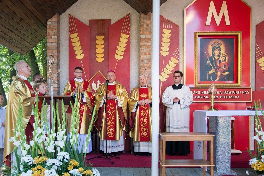 Biskup włocławski w Charłupi Małej: Maryjo, pomóż nam żyć w miłości, prawdzie i pokoju